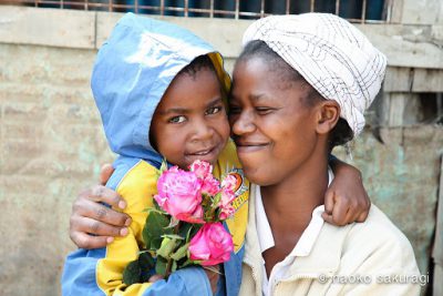 （東京・広尾） AFRIKA ROSEのバラは、ケニアの契約農家さんから直接送られてくるバラ。大輪で色鮮やか、１～２週間と長く楽しめるのが特徴です。 もっと、アフリカの薔薇を世界へ。もっと、笑顔あふれる世界のために。 フェアトレードのバラが、地球の裏側にいる薔薇農園の女性と子どもたちの笑顔に繋がります。 オンラインストアもぜひご覧ください。